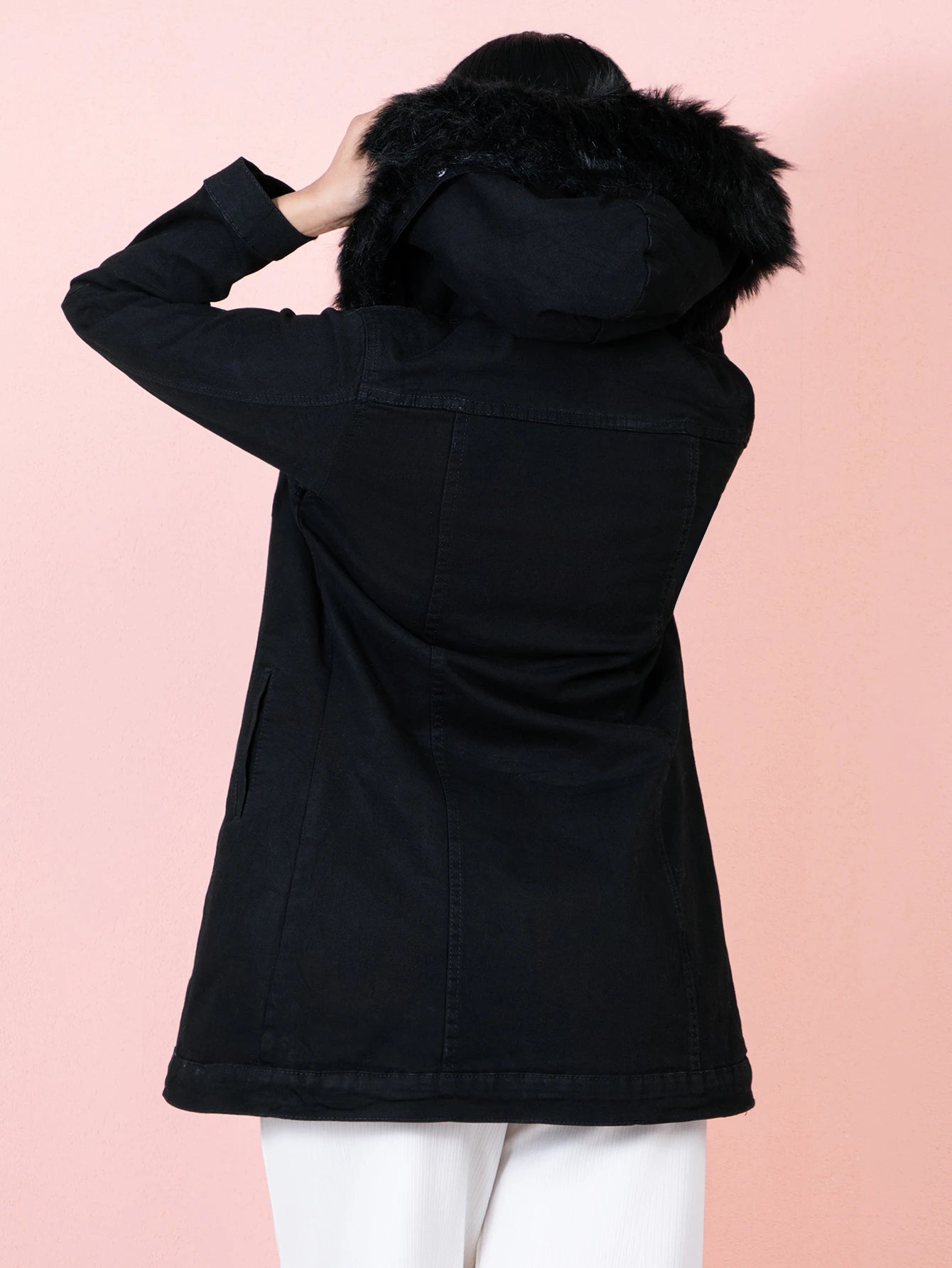 Chamarra Larga de Jeans Negra con Felpa y Capucha de Peluche - Perfecta para un Look Invernadero Cálido y Sofisticado HNZYP1005