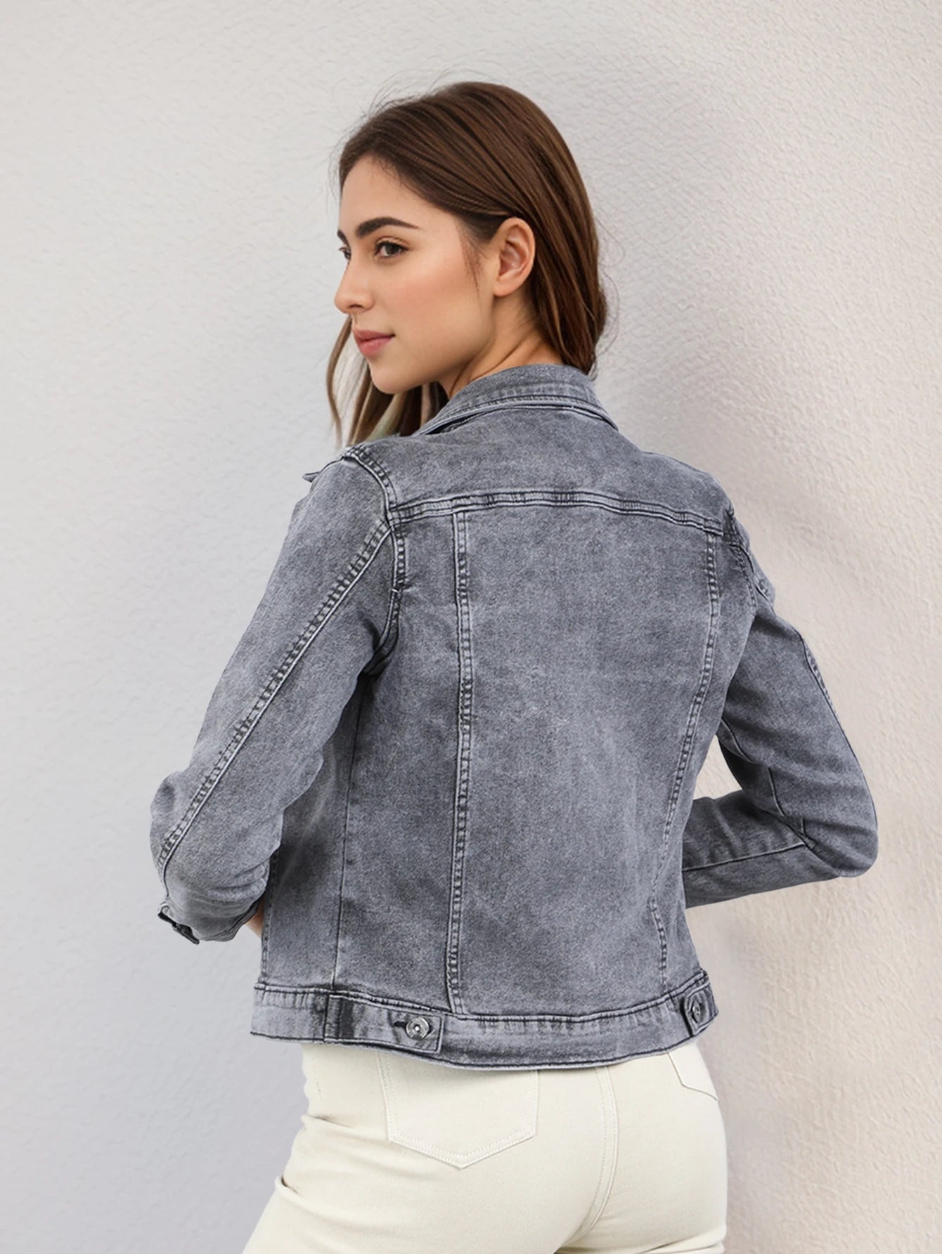 Chamarra Denim con Corte Clásico y Bolsillos Frontal, Detalles en Costuras Reforzadas NZ211