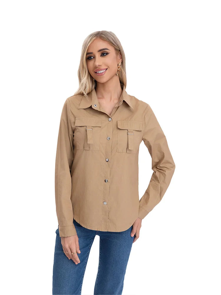Camiseta unicolor de botones de manga larga con bolsillos en el pecho para dama.