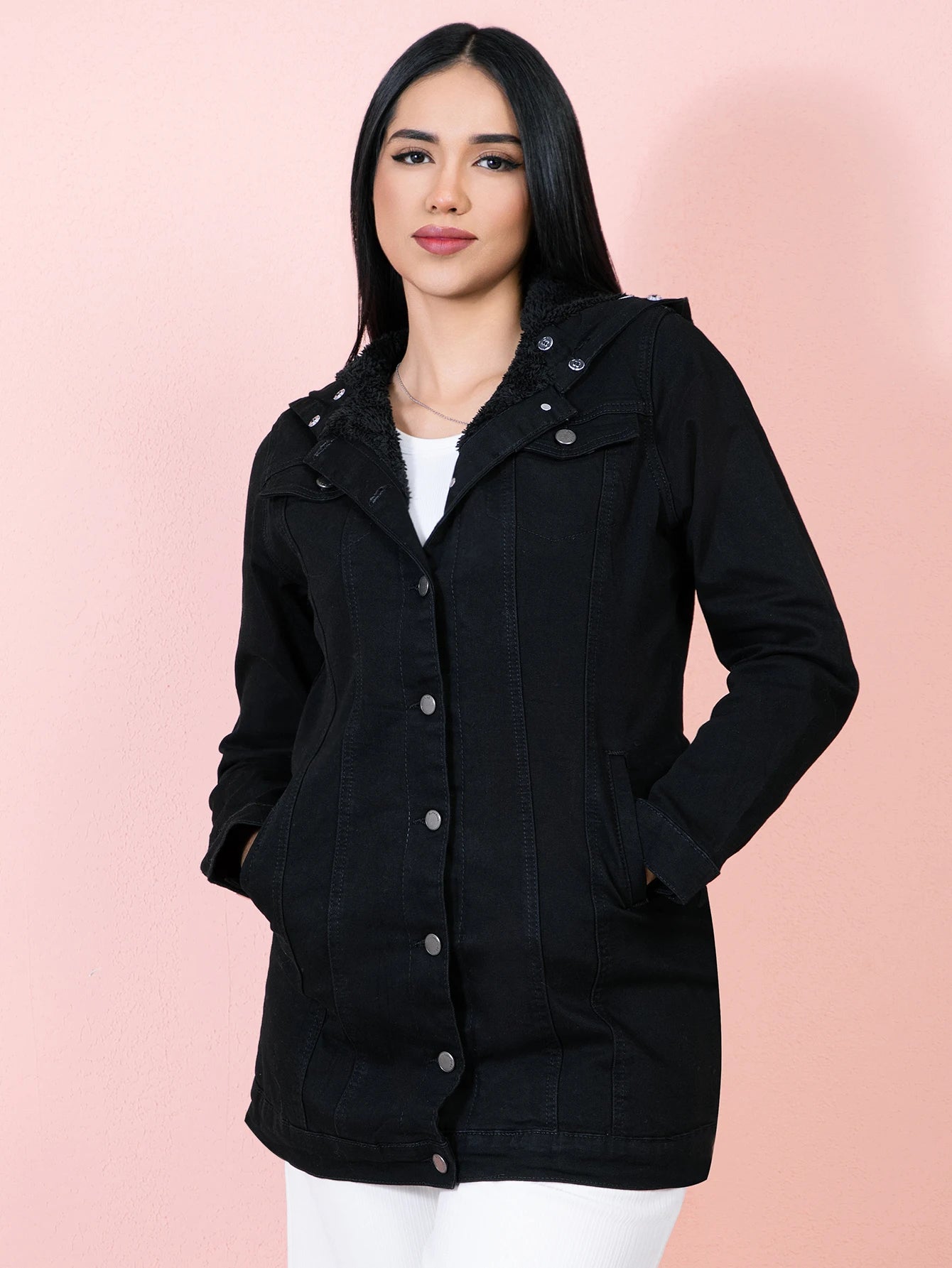 Chamarra Larga de Jeans Negra con Felpa y Capucha de Peluche - Perfecta para un Look Invernadero Cálido y Sofisticado HNZYP1005