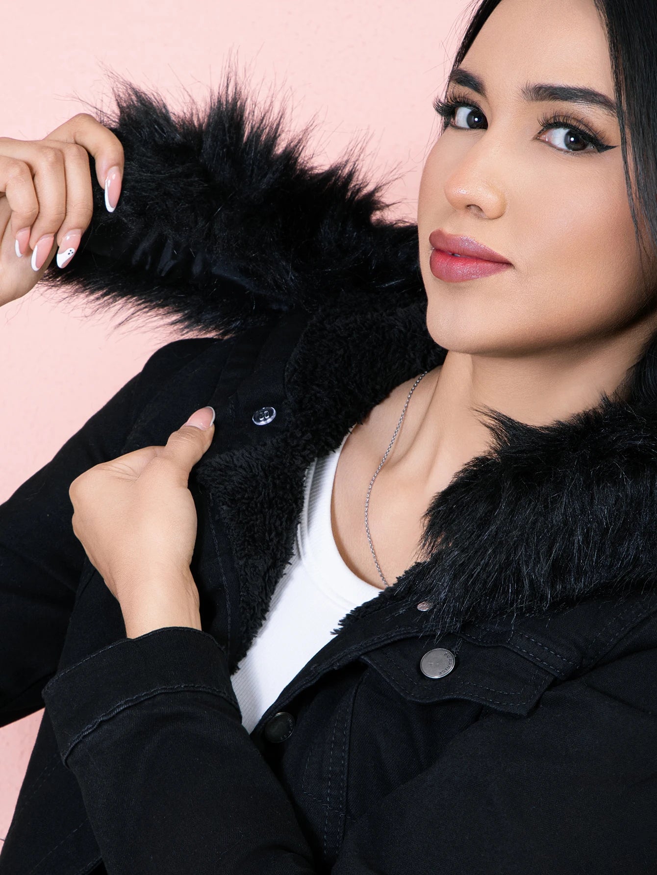 Chamarra Larga de Jeans Negra con Felpa y Capucha de Peluche - Perfecta para un Look Invernadero Cálido y Sofisticado HNZYP1005