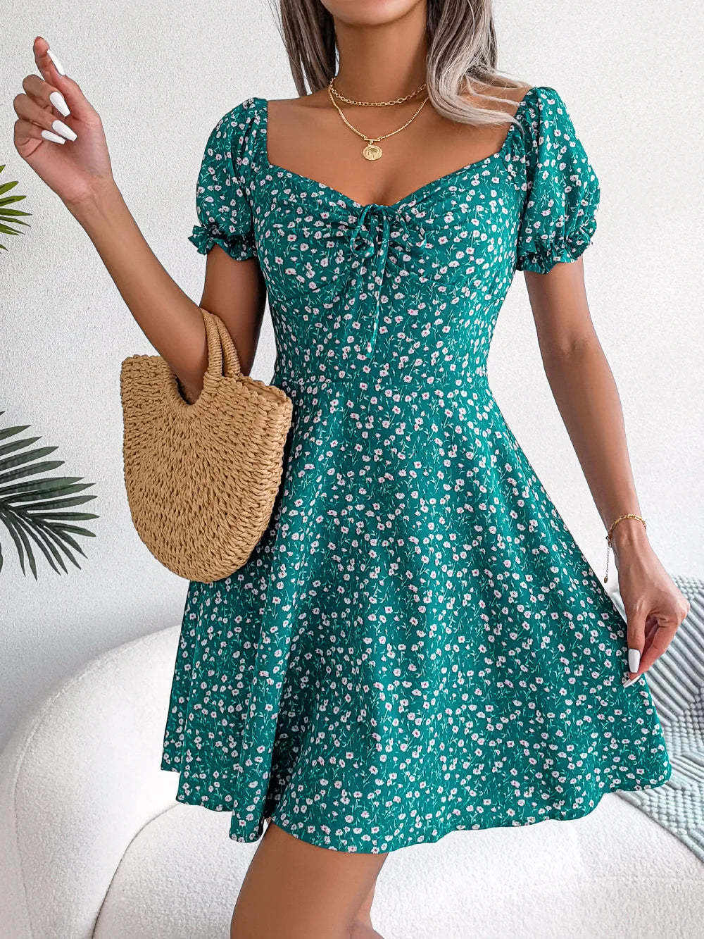 Vestido Corto Floral con Mangas Abullonadas - Verde