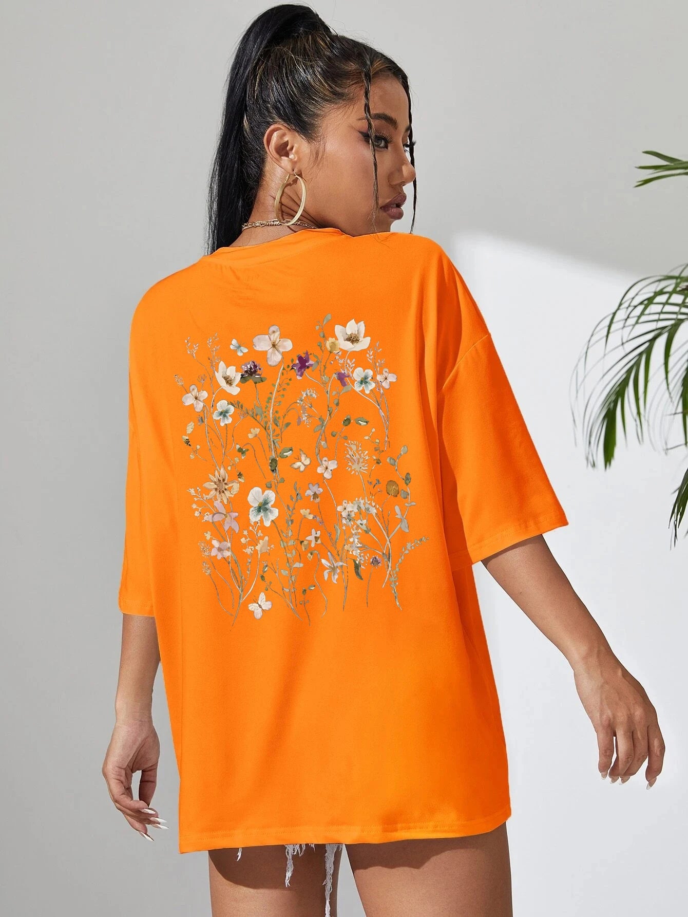 Camiseta con estampado de racimos de flores