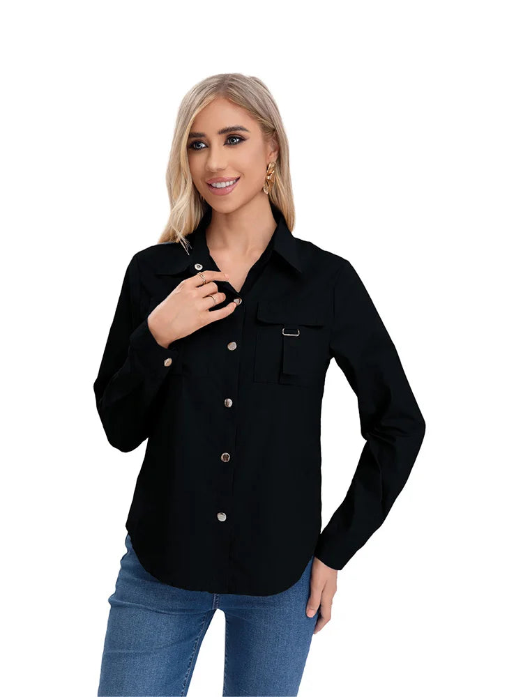Camiseta unicolor de botones de manga larga  con bolsillos en el pecho para dama.