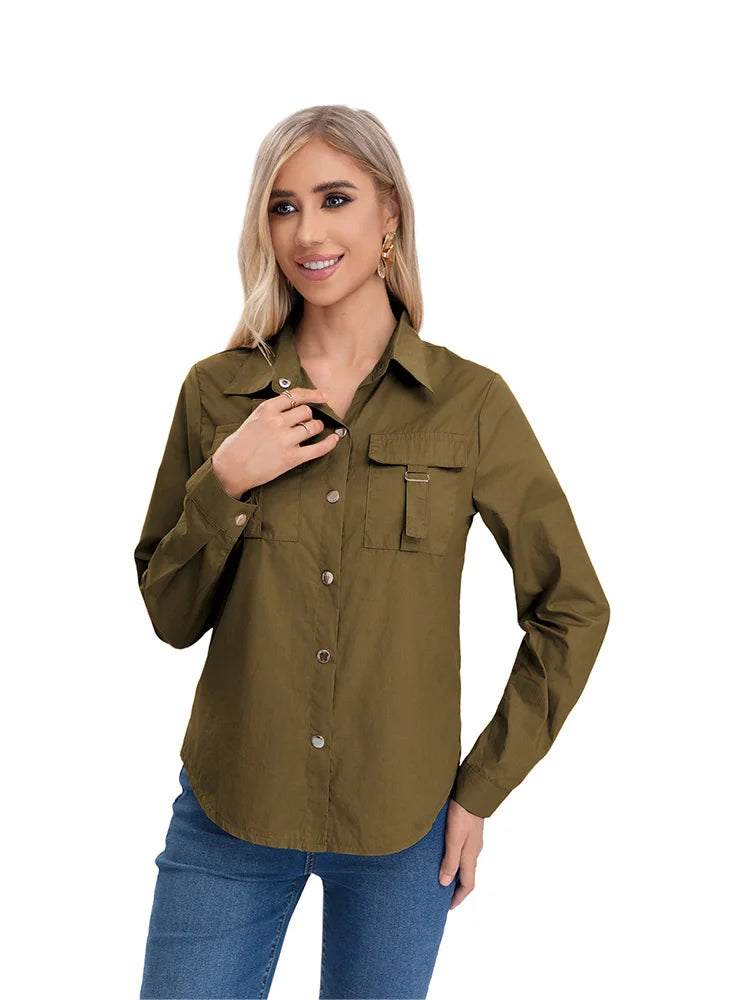 Camiseta unicolor de botones de manga larga  con bolsillos en el pecho para dama.