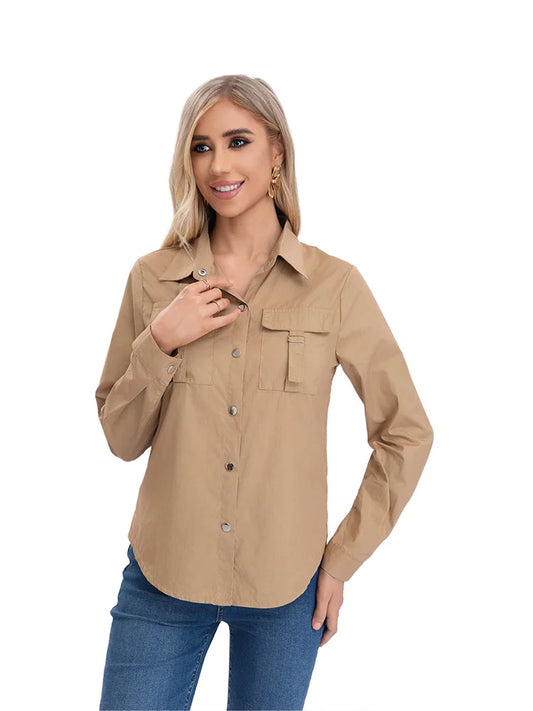 Camiseta unicolor de botones de manga larga  con bolsillos en el pecho para dama.