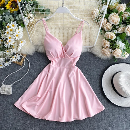 Vestido con cuello en V y tirantes finos