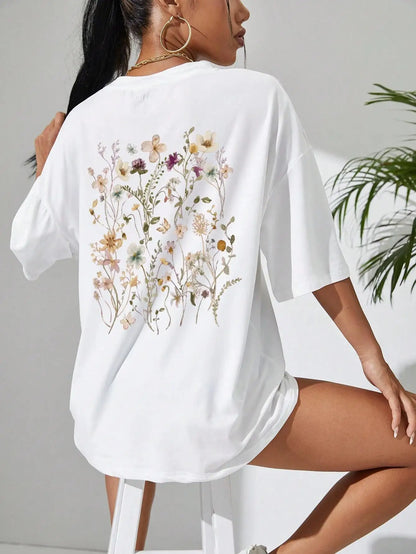 Camiseta con estampado de racimos de flores