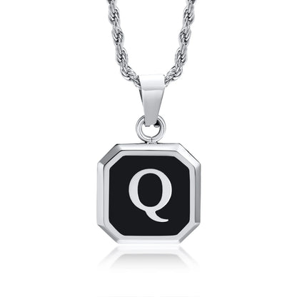 Collar con Inicial en Placa Cuadrada - Q