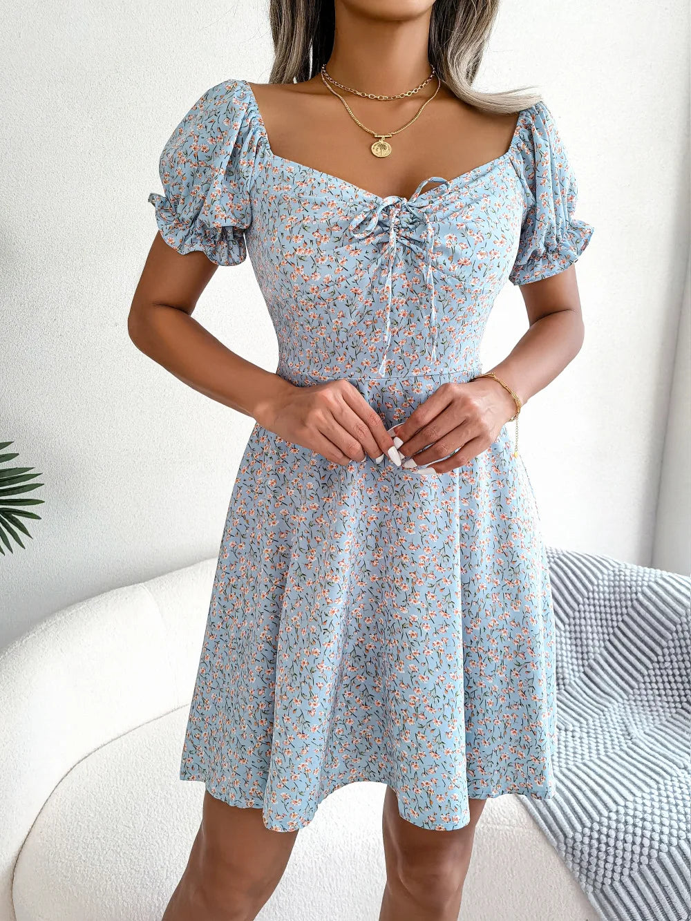 Vestido Corto Floral con Mangas Abullonadas - Azul