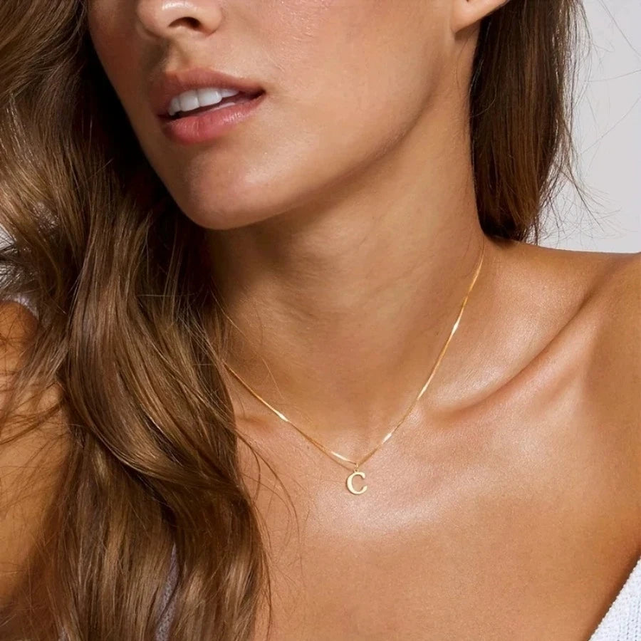 Collar con inicial de acero inoxidable dorado - C / 45 cm