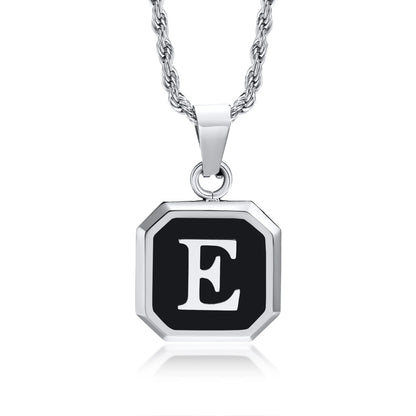 Collar con Inicial en Placa Cuadrada - E