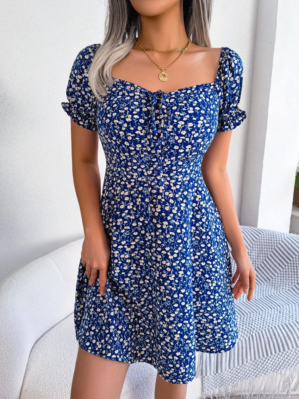 Vestido Corto Floral con Mangas Abullonadas - foto 5