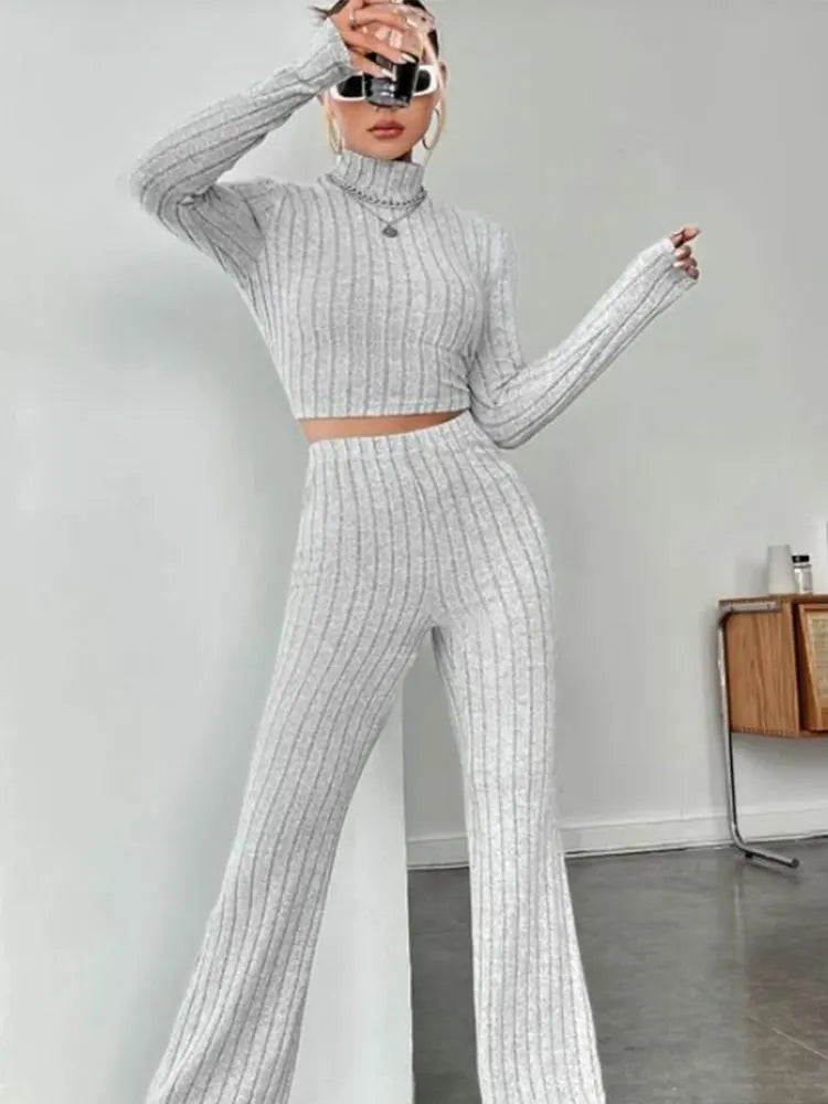 Blusa con Cuello Alto y Pantalon de Trompeta