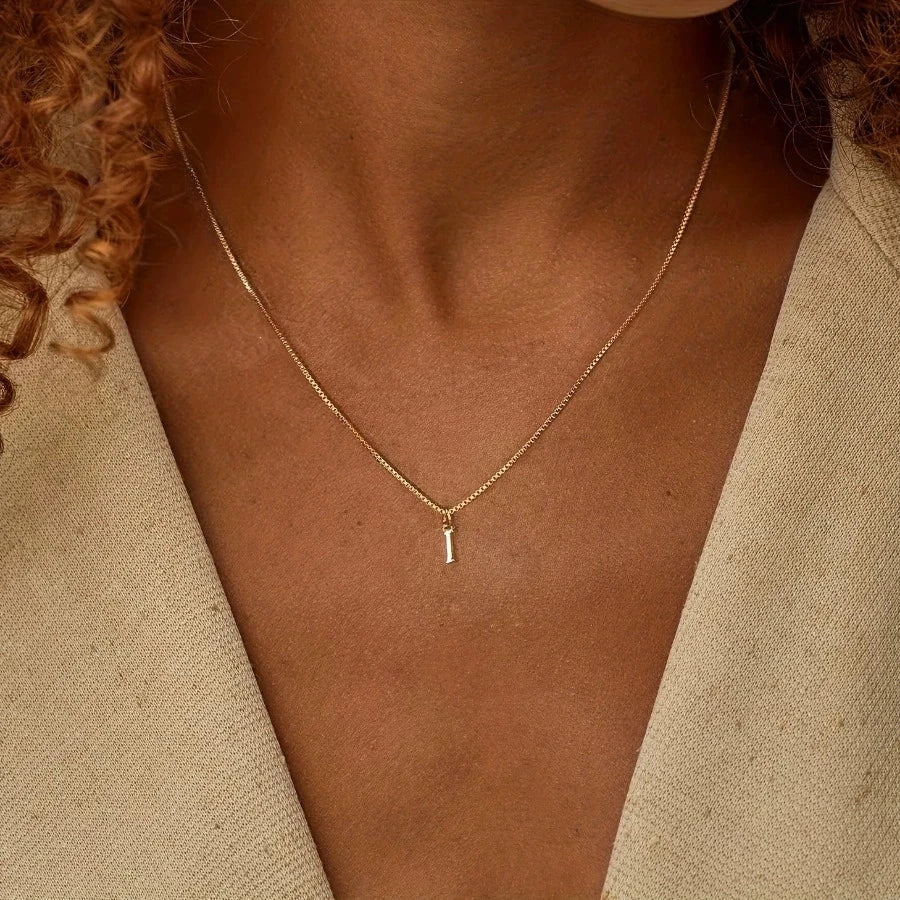 Collar con inicial de acero inoxidable dorado - I / 45 cm