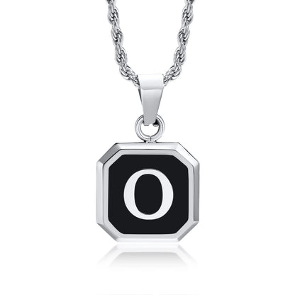 Collar con Inicial en Placa Cuadrada - O