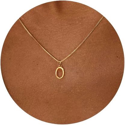 Collar con inicial de acero inoxidable dorado - O / 45 cm