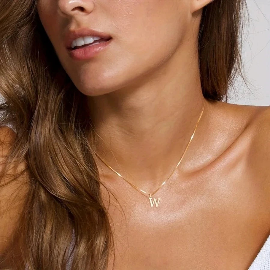 Collar con inicial de acero inoxidable dorado - W / 45 cm