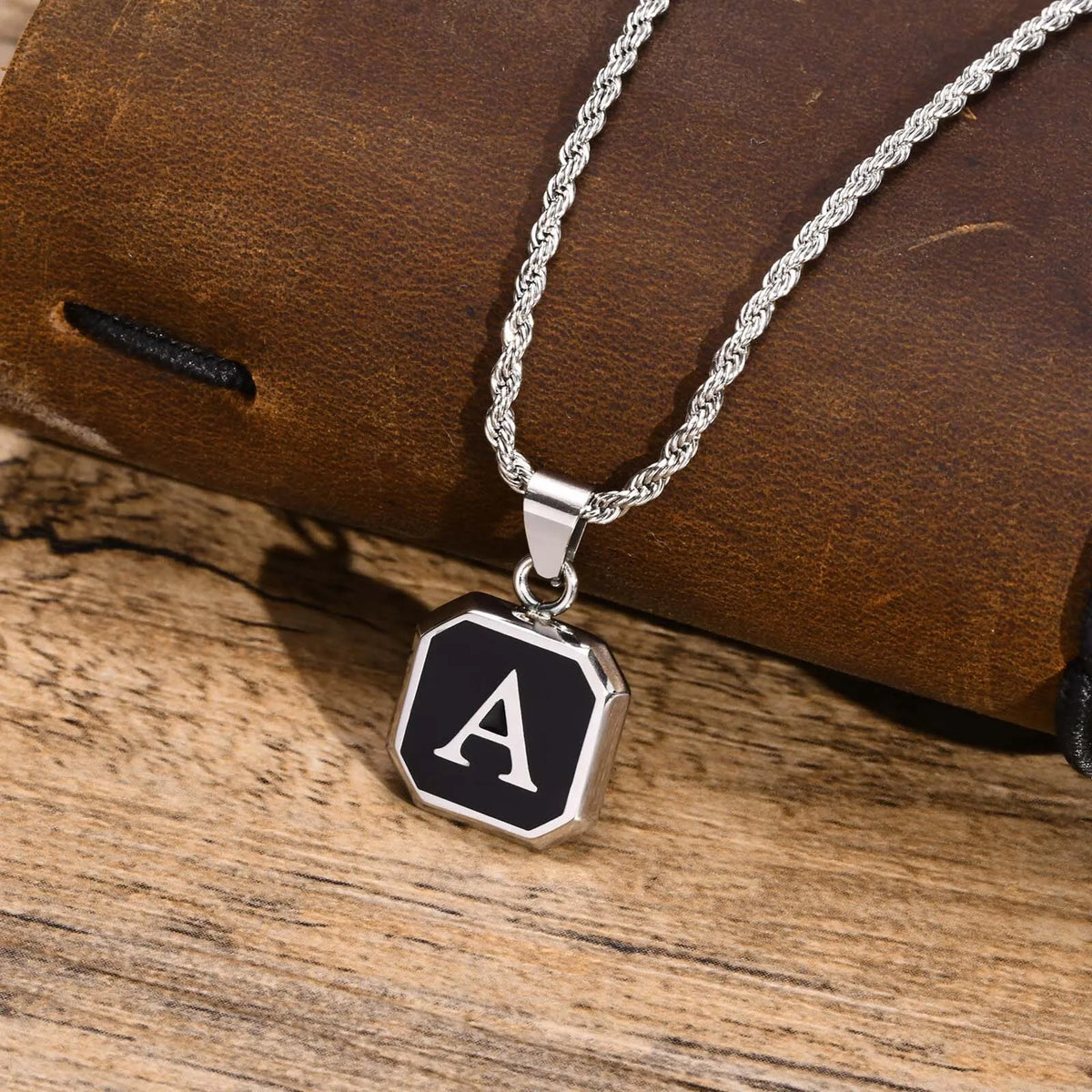 Collar con Inicial en Placa Cuadrada - foto 4
