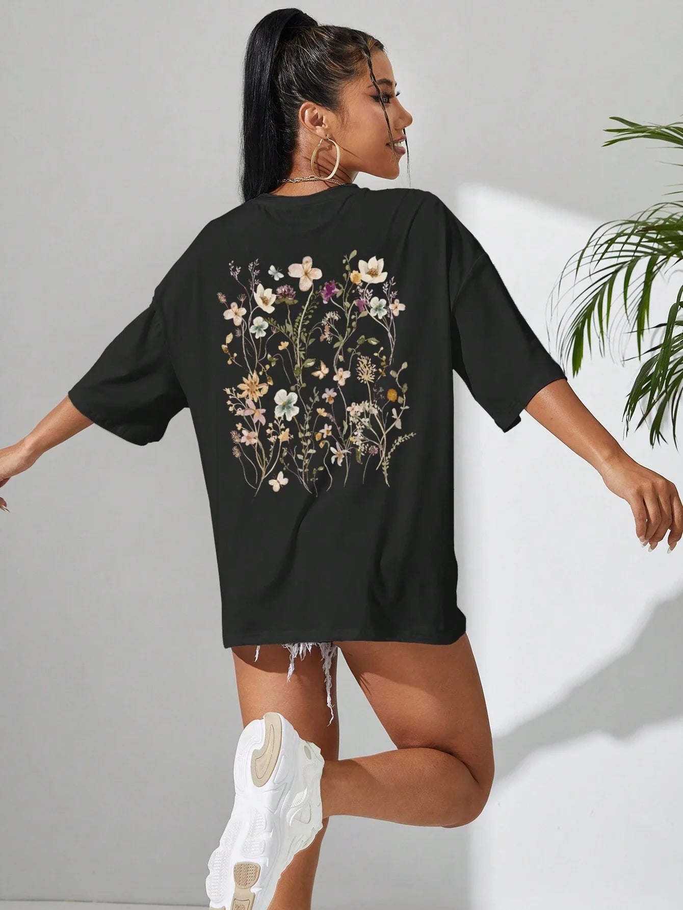 Camiseta con estampado de racimos de flores