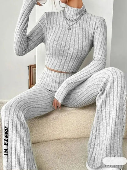 Blusa con Cuello Alto y Pantalon de Trompeta