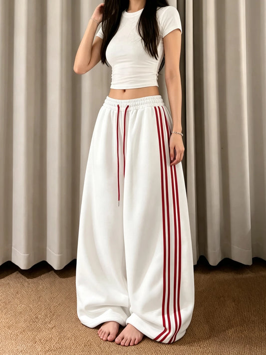 Pantalones holgados estilo Y2K blanco con rayas rojas, vista frontal